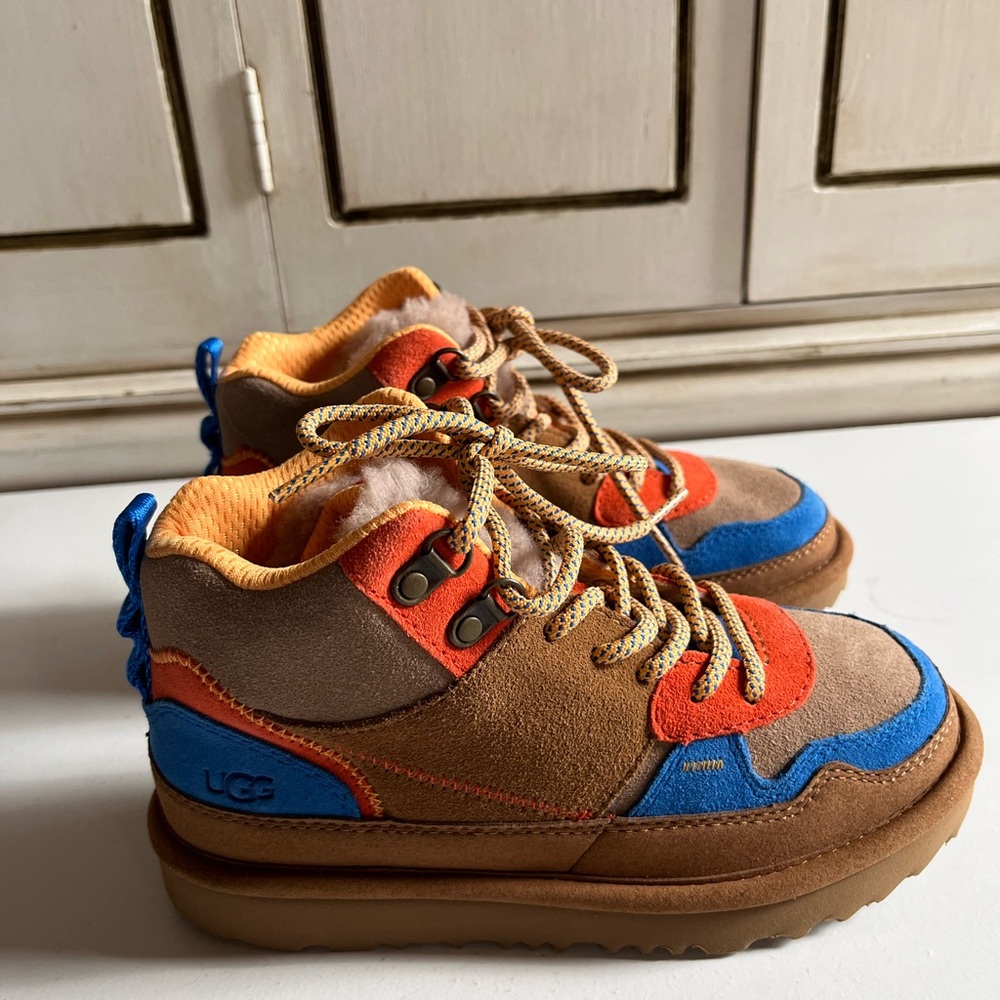 New UGG Unisex-Child K Highland Hi Heritage Sneaker
Brown blue orange suede 2